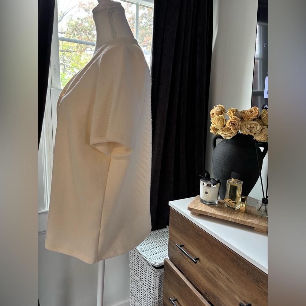 Elegant Women's Cream Button-Down Shirt - Picture 3 of 4